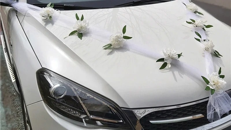 تزیین ماشین عروس با روبان و تور