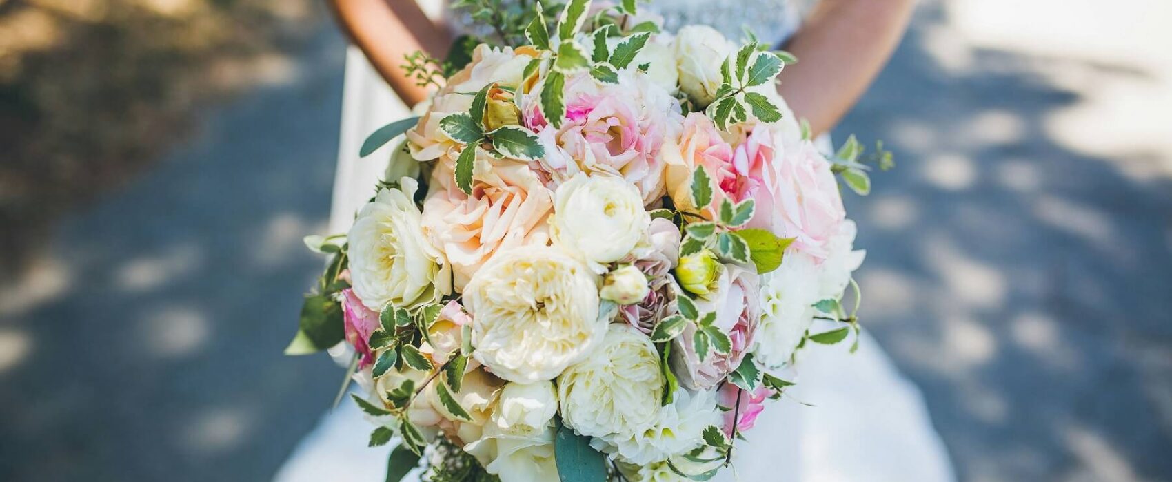 راهنمای جامع انتخاب گل عروسی: از دسته گل عروس تا گل‌آرایی ماشین و تالار