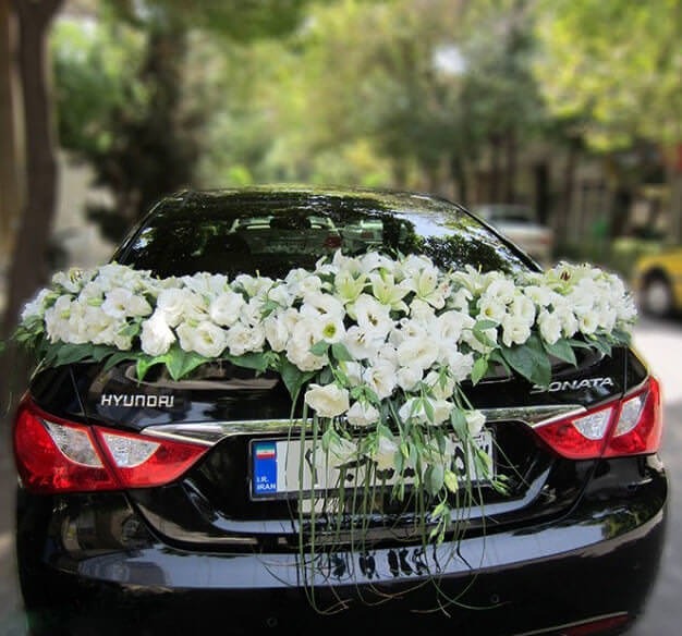 گلآرایی کلاسیک و آبشاری ماشین عروس